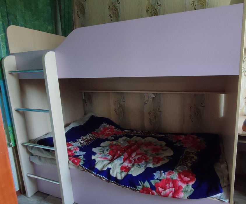 Продам двухъярусную кровать с матрасами и письменный стол