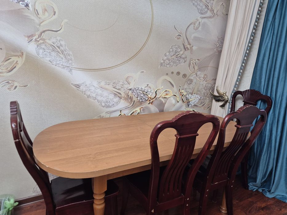 Продаю Стол с стульями