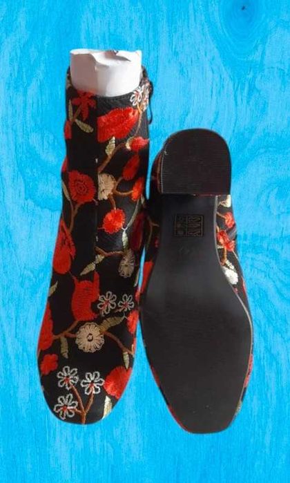 Botine cu toc gros si broderie florala