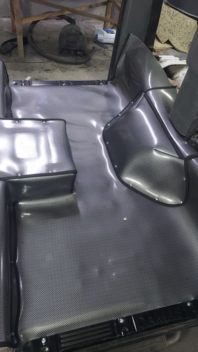 Damas saloniga lenolium solish