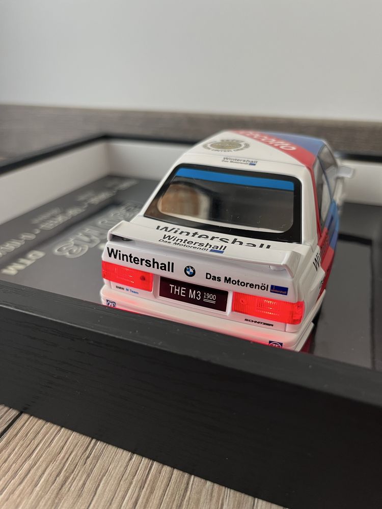 Shadowbox BMW E30 M3 DTM – Ramă cu machetă 1:24