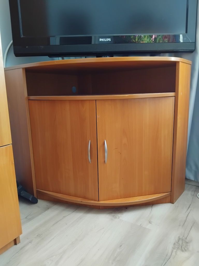 Продавам шкаф за телевизор