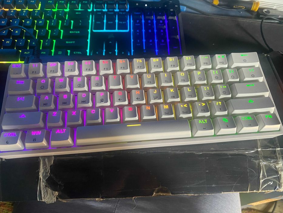 Tastatura Epomaker SK61 White, Gateron Blue Switch, Full Box, ca nou