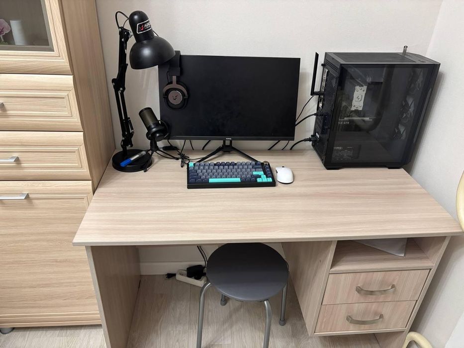 Продам стол компьютерный