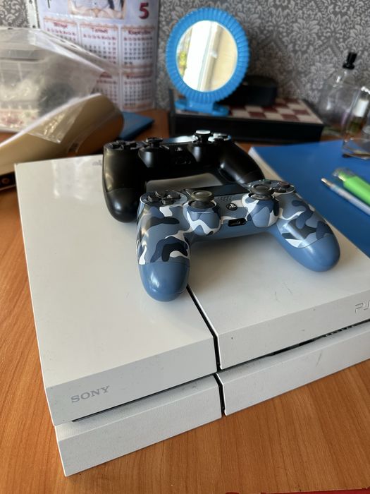 Playstation 4 продаю сатамын 2 джойстика