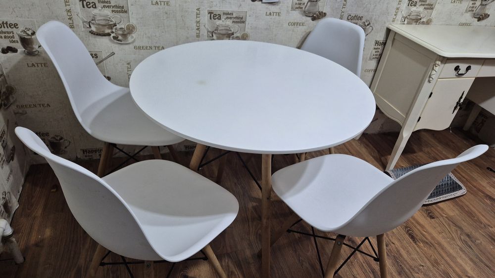 Кухонный столик и 4 стульчика