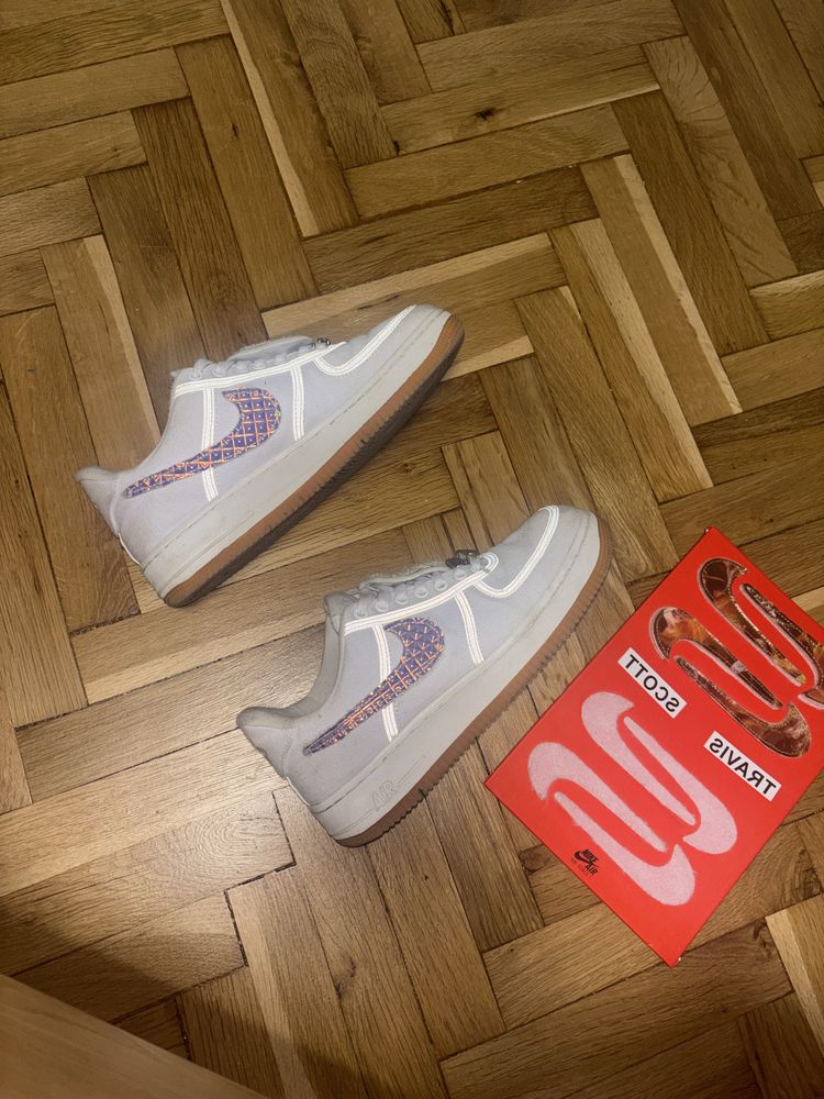 Продавам travis scot air force 1