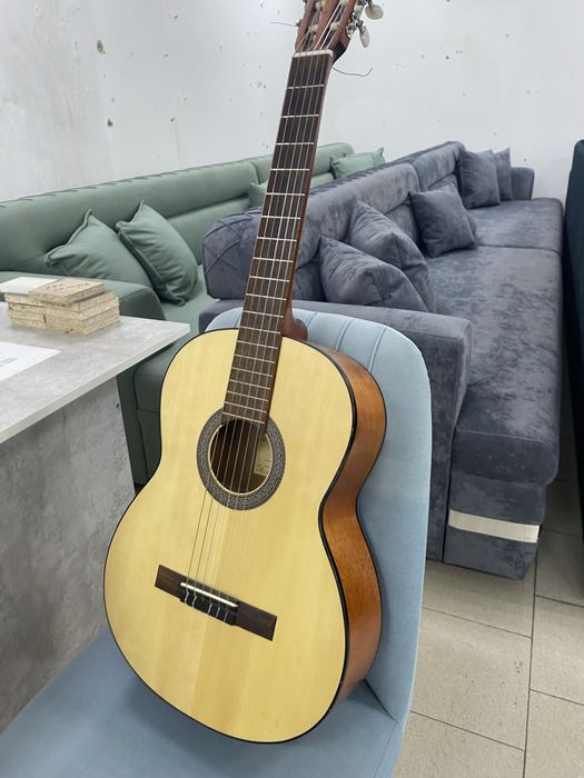 Почти новая классическая гитара