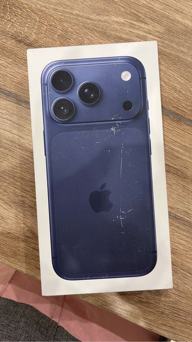 Продам не распакованный Apple IPhone 17 pro 256 GB темно-синий