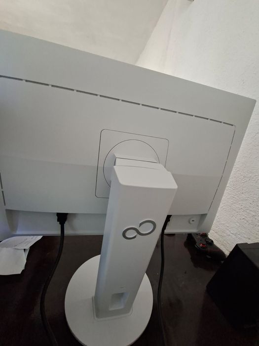 Fujitsu монитор – като нов, с кутия и аксесоари