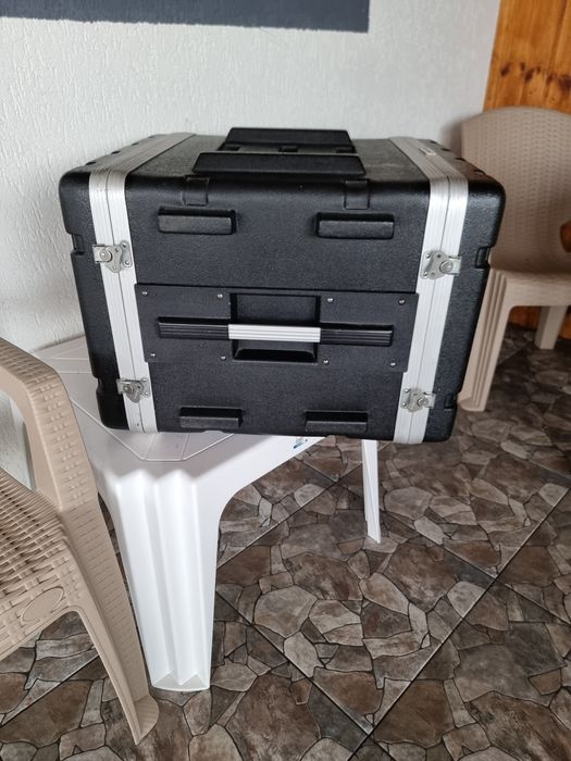 Rack case 8 u cu priza Python pe el 750 de lei