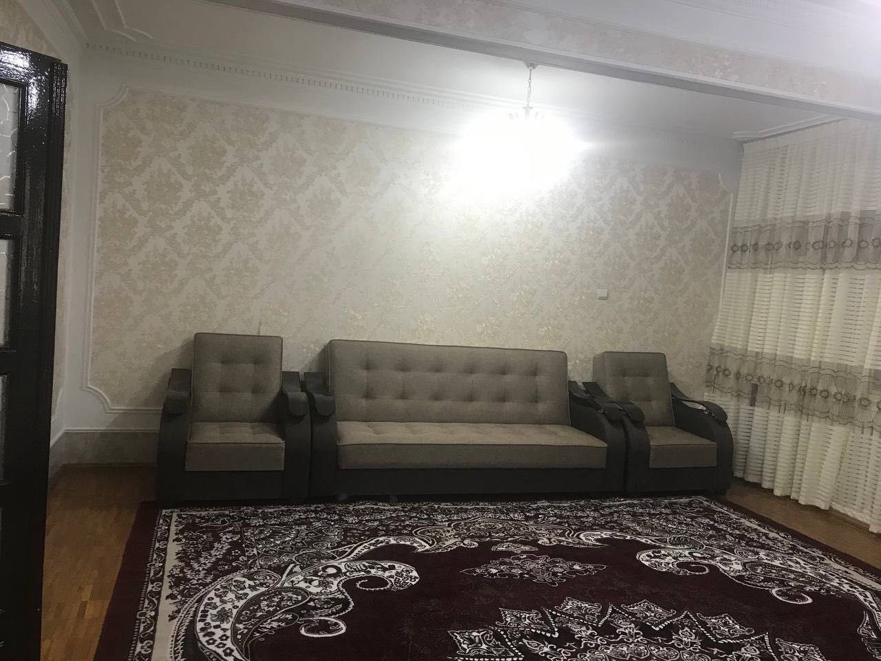 Qorasu-3 4 honali uy 2 etaj srochna sotiladi