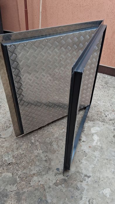 Vând capac pentru beci hidrofor canalizare.