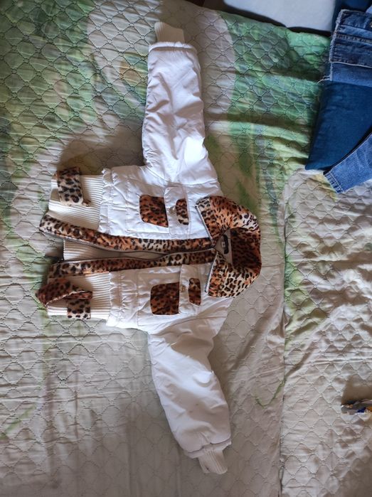 Продам курточку, в подарок плащ и джинсовку на весну