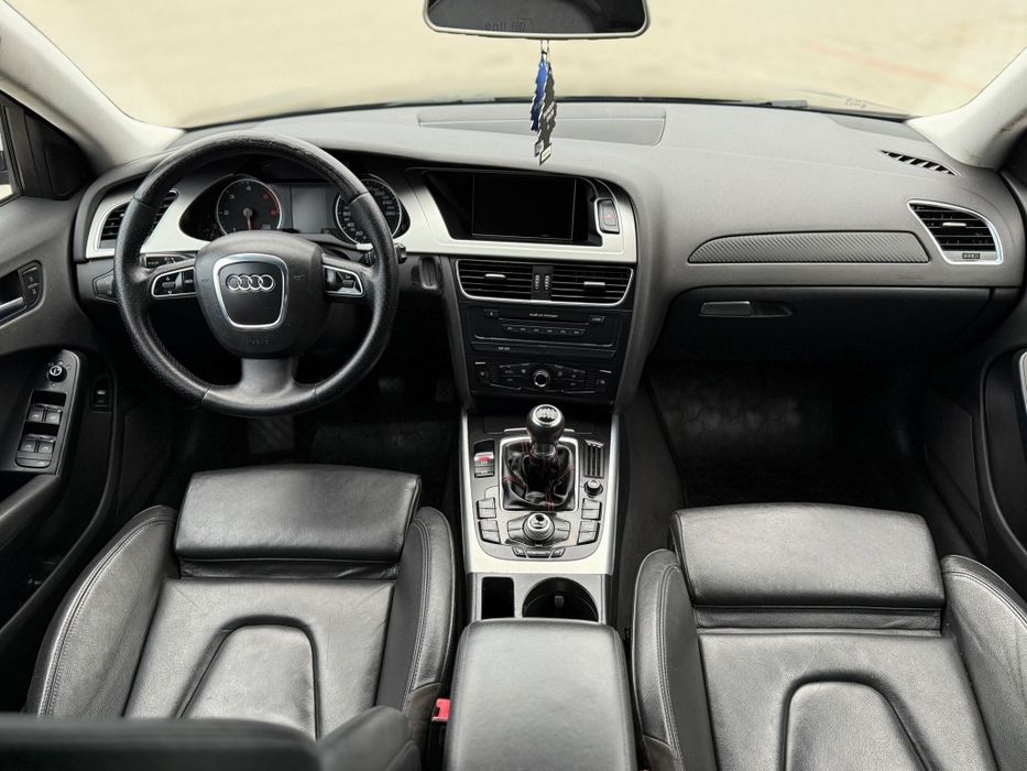 Se vinde Audi A4 b8 interior s-line 
Motorizare: 2.0 TDI (1.997 cm³)
P