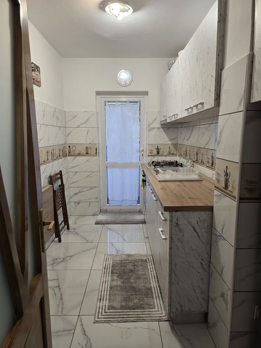 Închiriez cameră pentru o fata in apartament 3 camere