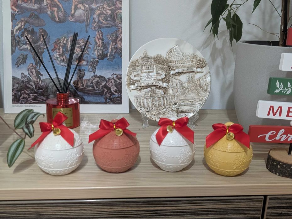 Lumanari parfumate in forma de glob de Craciun