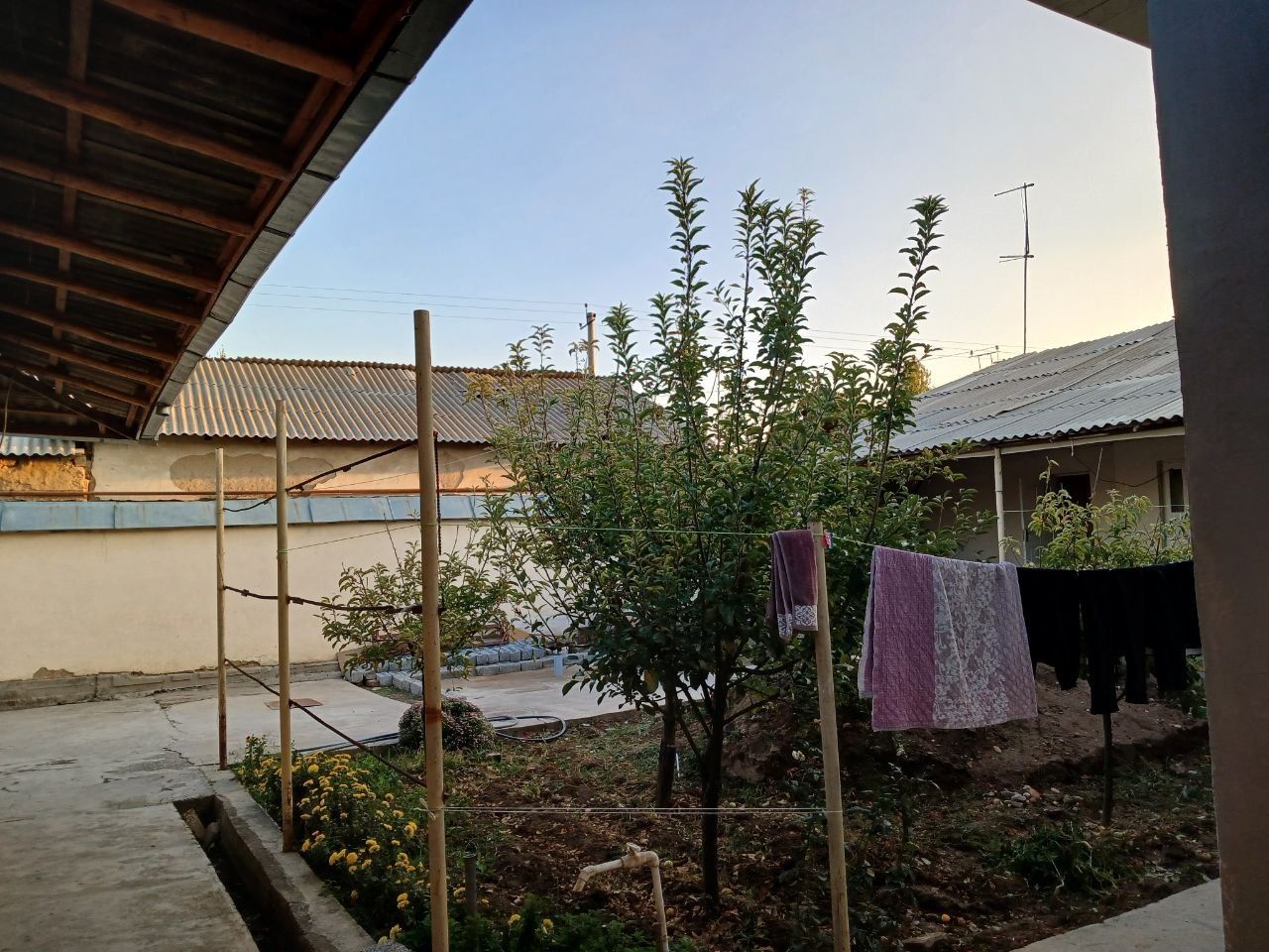 Hovli uy sotiladi