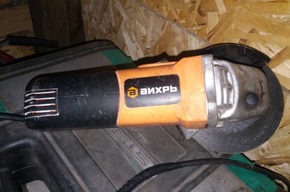 Срочно! Угловая шлифмашина (болгарка) Вихрь УШМ-115/650