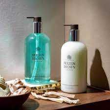 Луксозен шампоан Molton Brown за обем с екстракт от кумуду