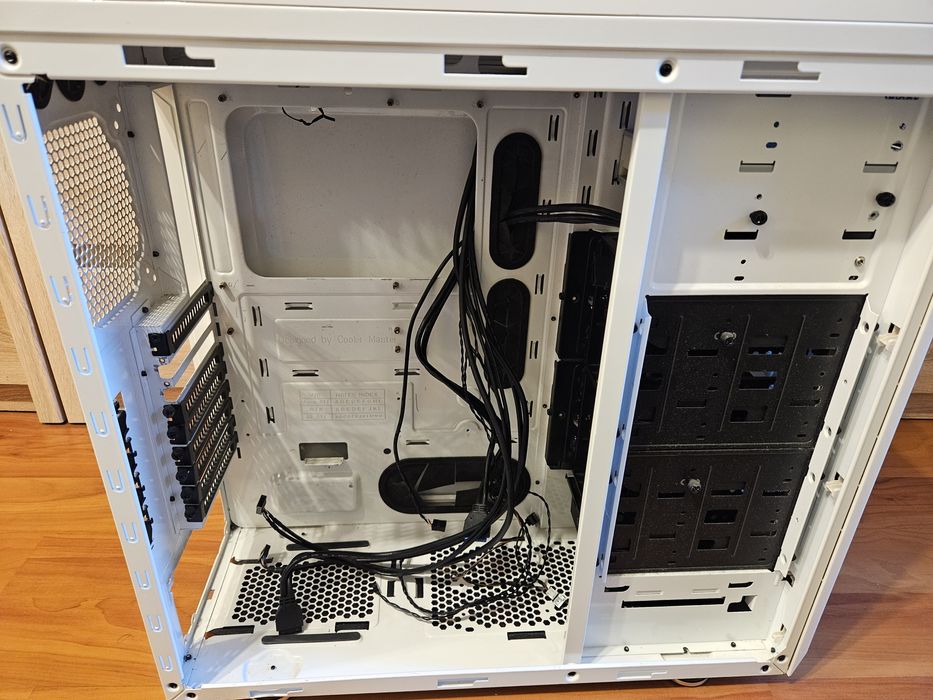 Продавам компютърна кутия Cooler Master Storm Stryker