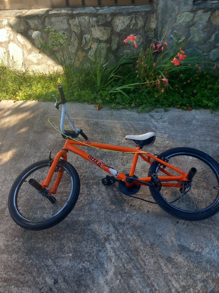 Bmx bicicletă funcționează foarte bine are și patru peguri