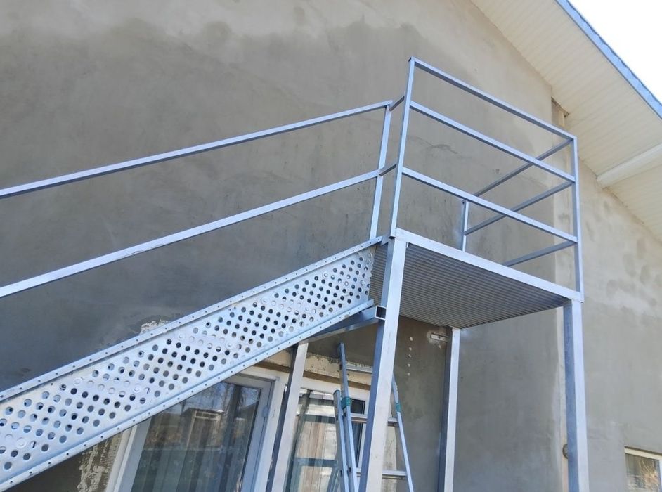 Confectionam scarii metalice zincate exterioare și pentru incendii , p