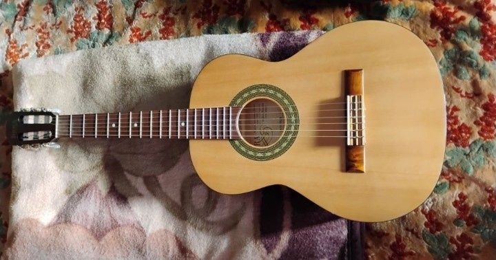 Chitara Originala Hora Reghin cu husa originala inclusa