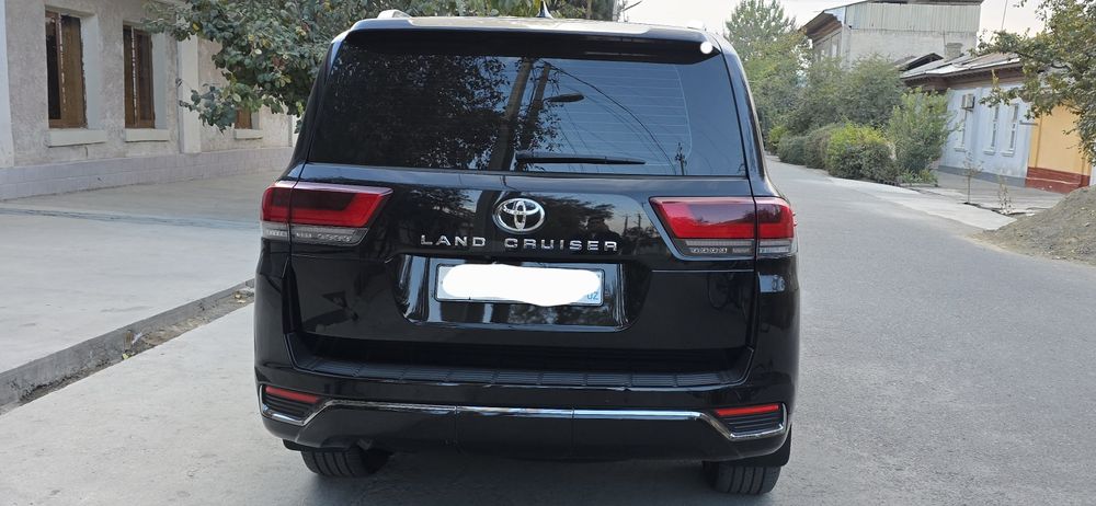 Toyota land cruser 300