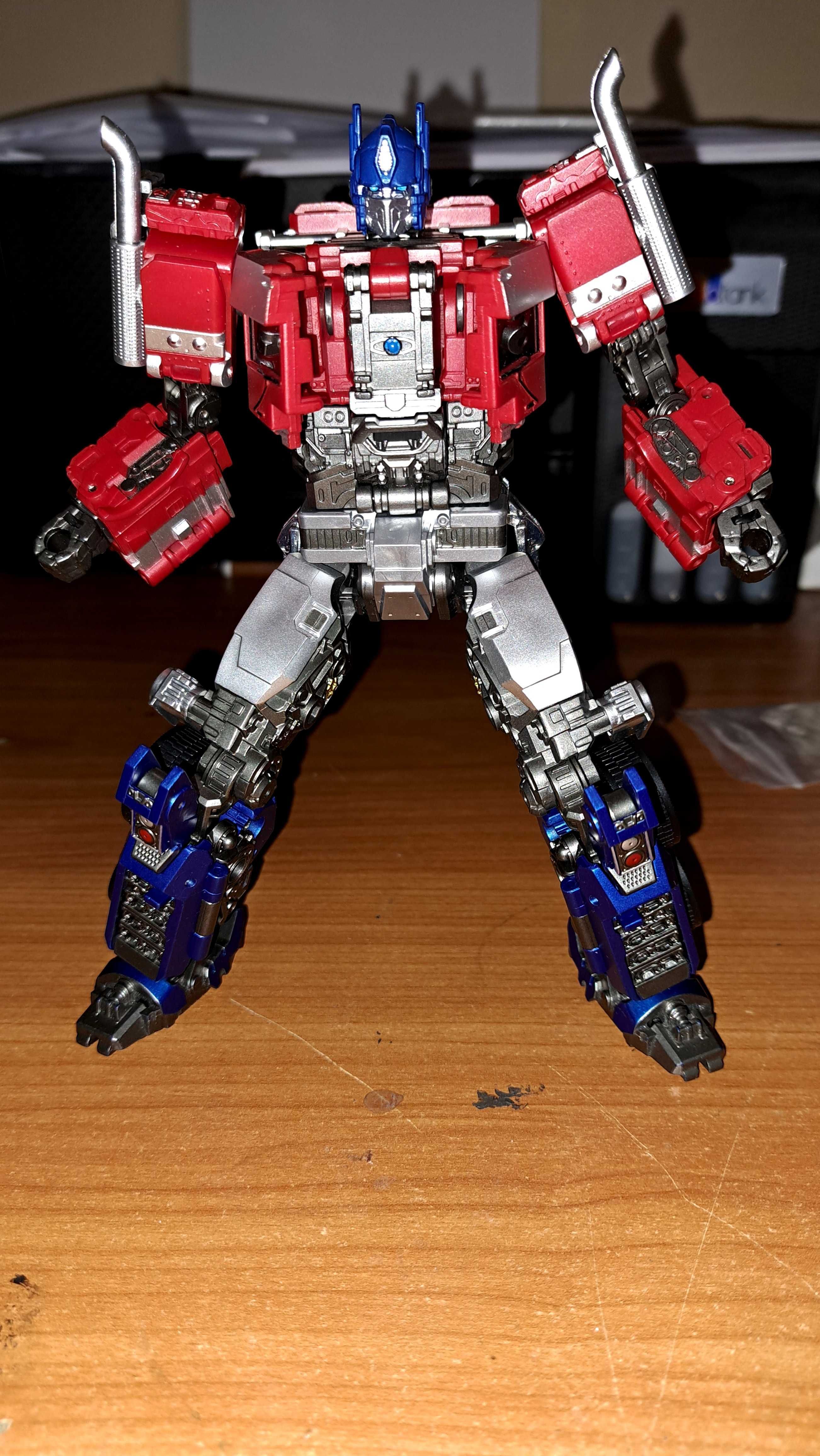 Figurina transformers noua Optimus Prime studio series