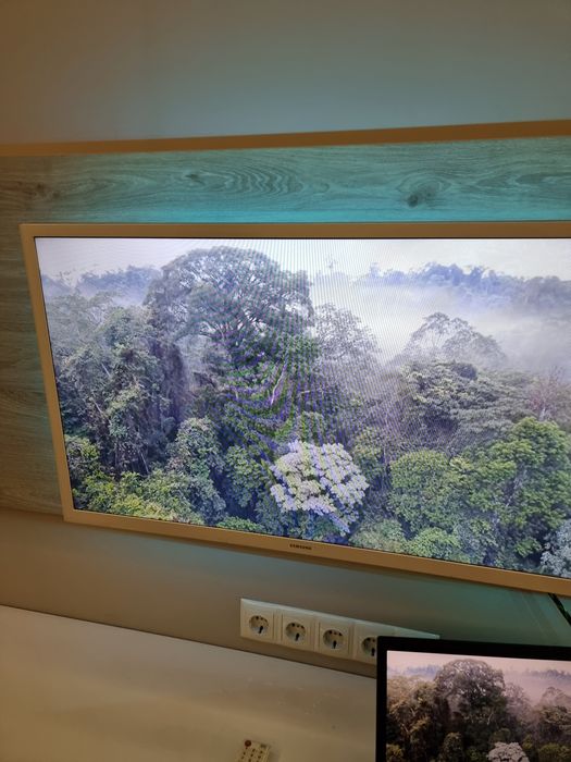 Телевизор Samsung Smart TV 32 инча с красиви и плътни цветове!