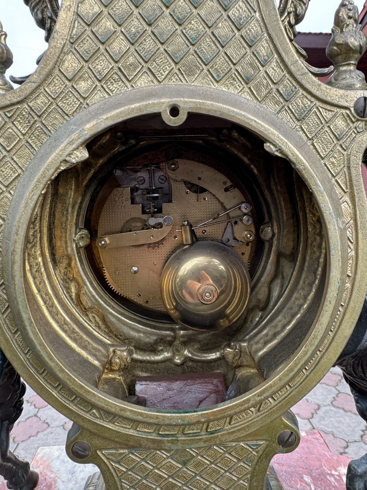 Ceas mecanic din bronz cu ornamente de marmura