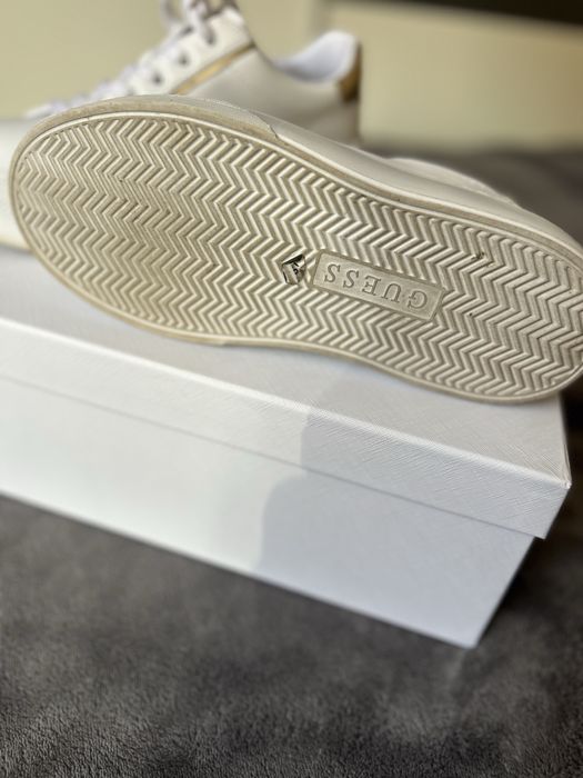 Кецове Guess като чисто нови с два чифта връзки