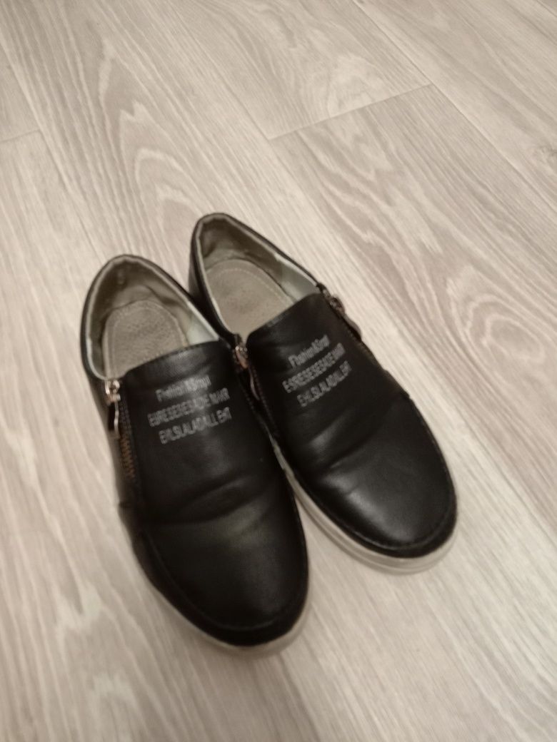 Кроссовки и туфли на мальчика 36-37 размер
