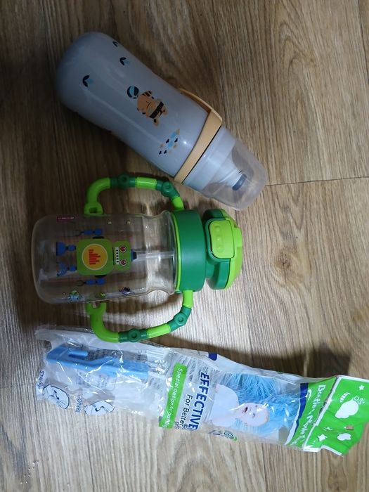 Sticle de apă + perie