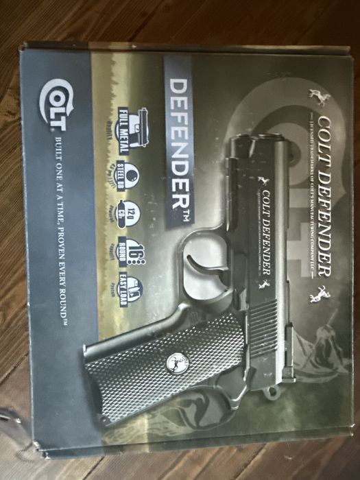 Пистолет,,colt defender”CO2 +~4000 BB топчета+ 9*12g CO2