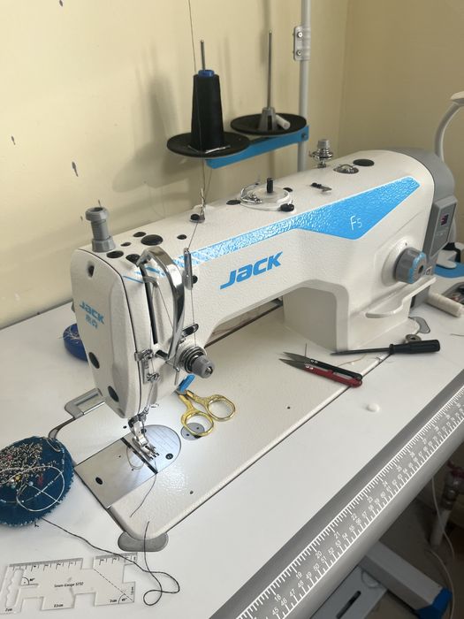 Продам швейную машинку Jack f5