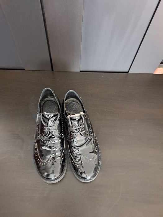 Pantofi tip Oxford din lac cu șiret