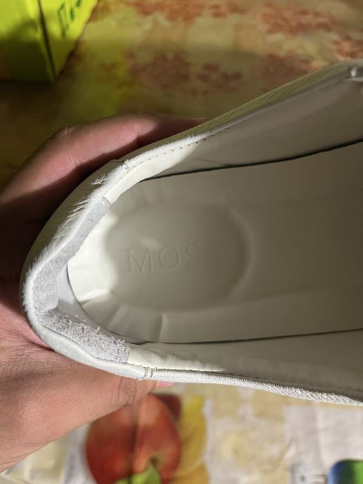 Adidași Albi Eleganți Moss – Noi, Niciodată Purtați