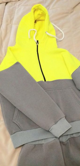 Продам костюмы девочковые  ,теплые раз на 8-9 лет в отл  состоянии