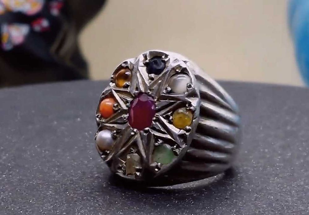 Inel „Navaratna” din argint 925 cu cele 9 pietre planetare vedice.