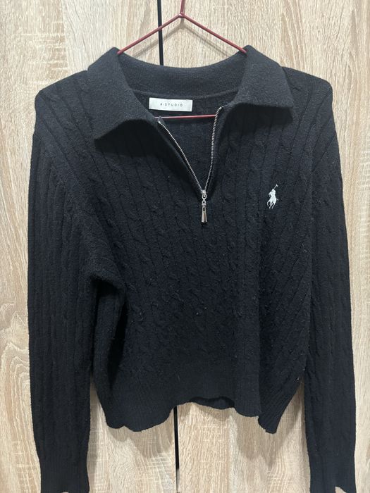 Кофта на молнии, черного цвета по типу поло, хорошее качство
