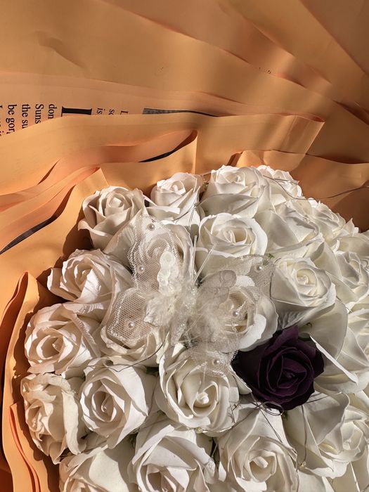 Buchet handmade din flori de hârtie – elegant, alb cu accent mov