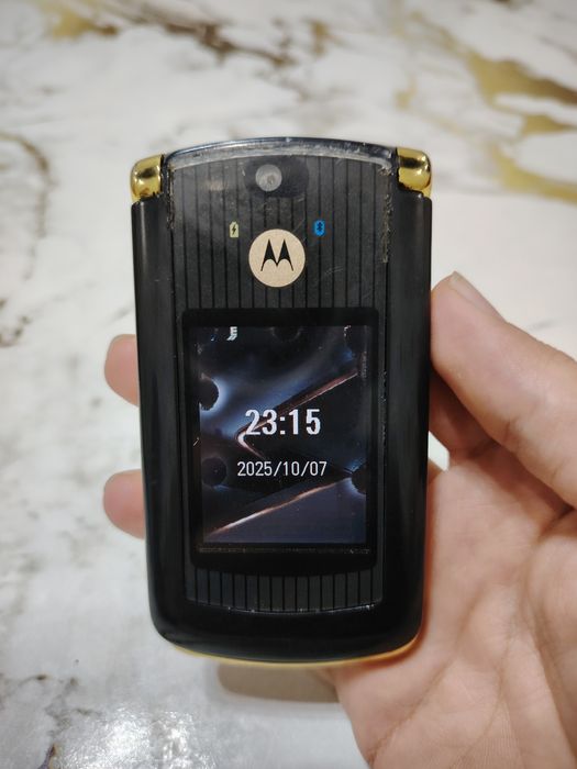 Motorola v8 Luxury Gold Edition