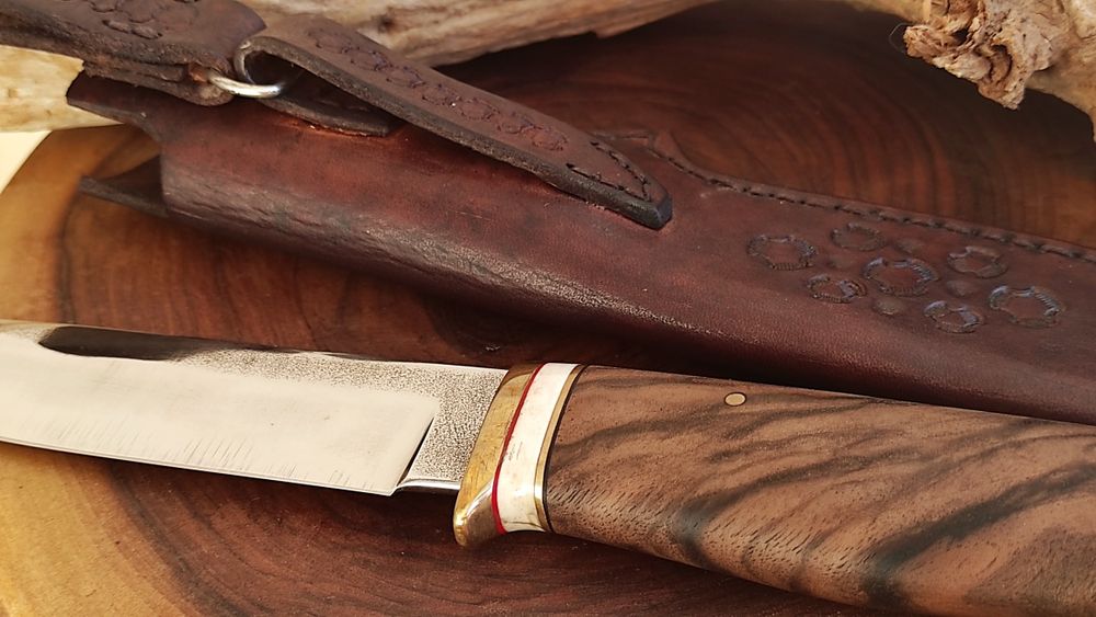 Ловен нож за подарък.