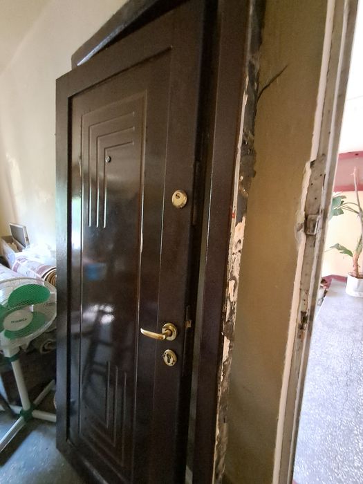 Ușă apartament uzată