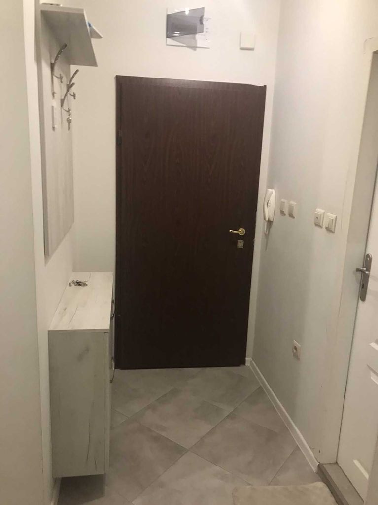 Дава се под наем Двустаен апартамент в Пловдив, Южен - 60 кв.м за 275 € - Снимка #2