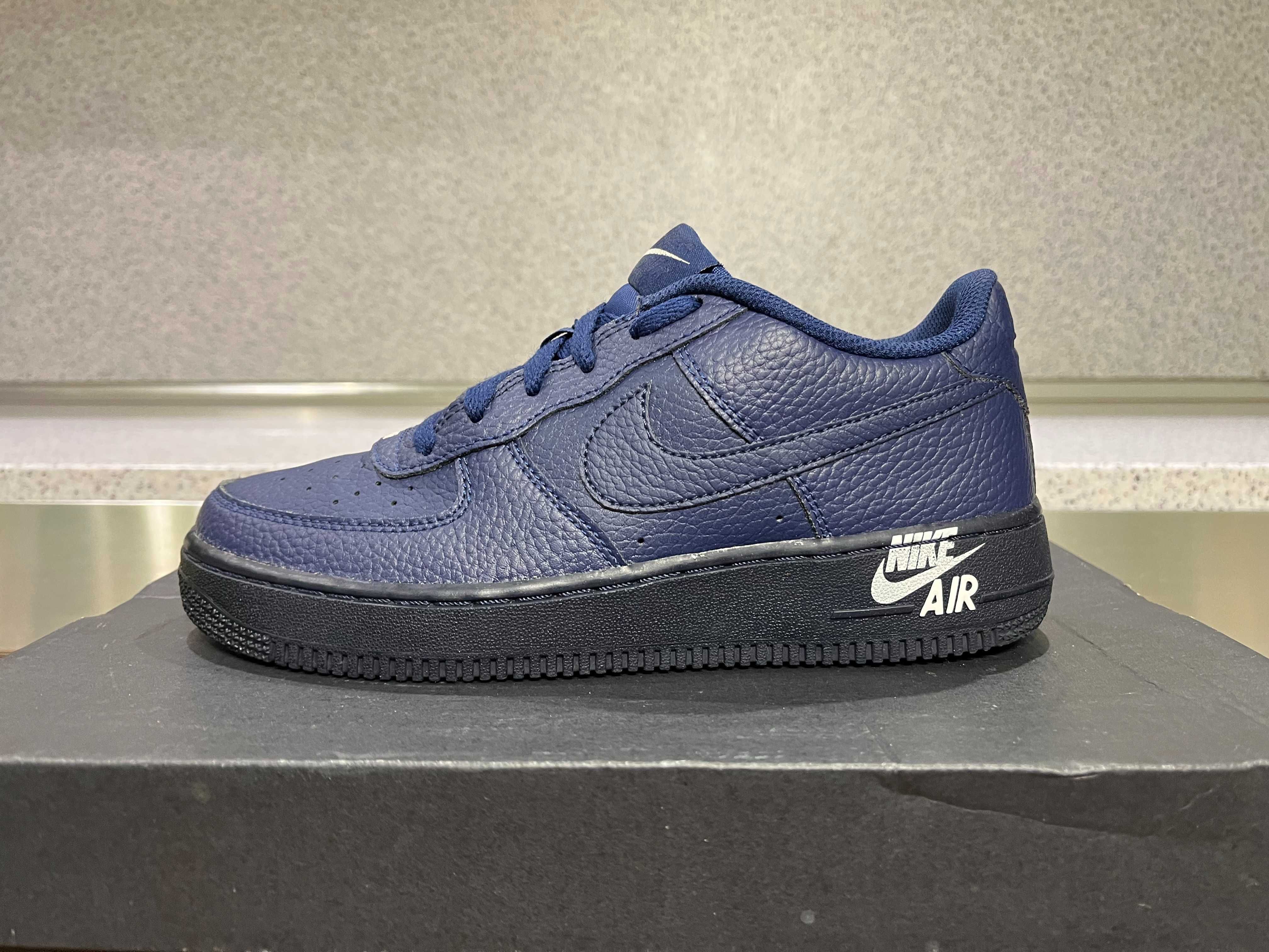 ОРИГИНАЛНИ *** Nike Air Force 1 Leather / Dark Blue