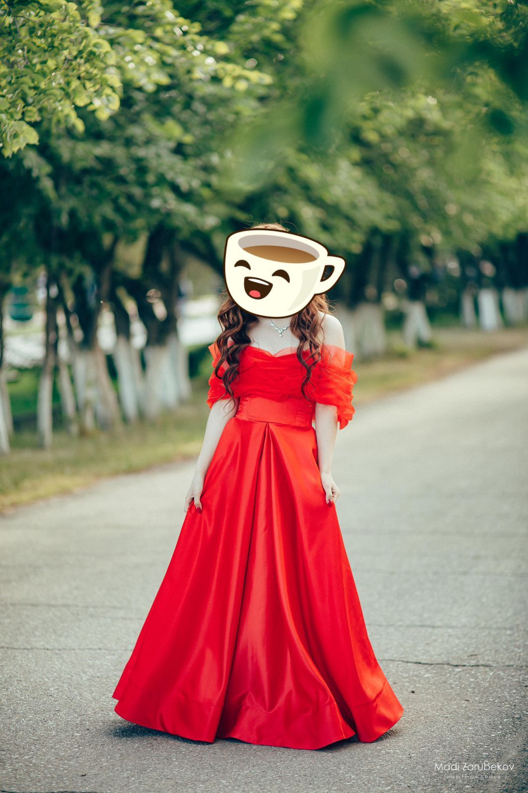 Платье красного цвета