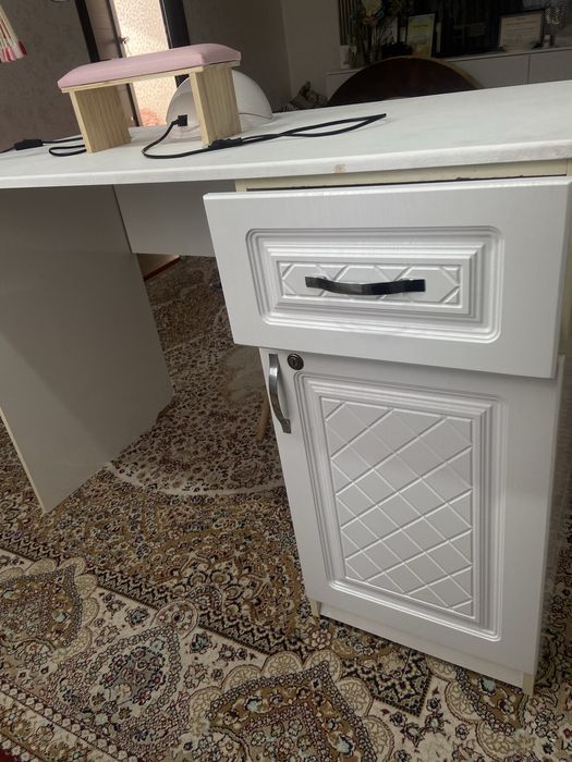 Письменный стол /маникюрный стол